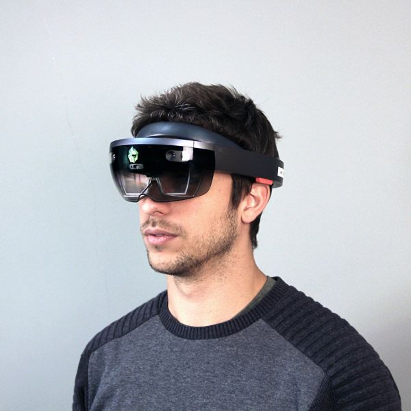 Hombre con gafas de realidad aumentada